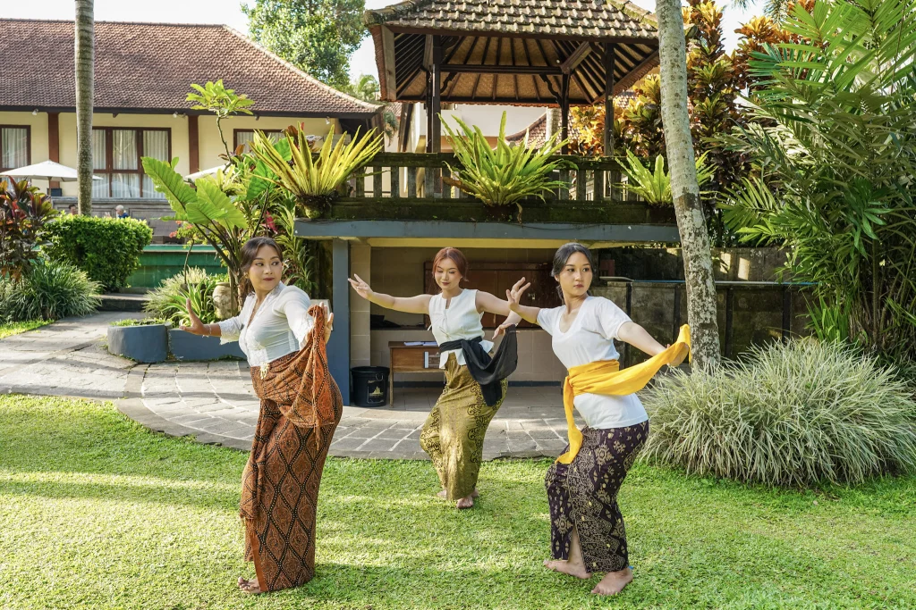 balinese-dance-lesson-1.webp
