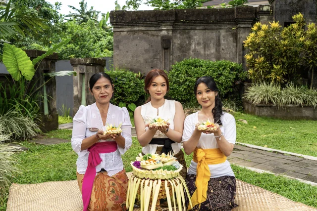 Making Balinese Offering 5